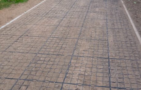 Rasengitter mit erde befüllen.