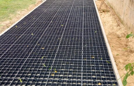 Rasengitter verlegen.