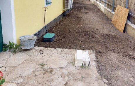 Rollrasen legen und Kiesbett schaffen, Vorbereitung des Untergrundes.