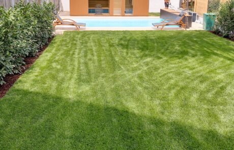 Verlegung von Rollrasen.